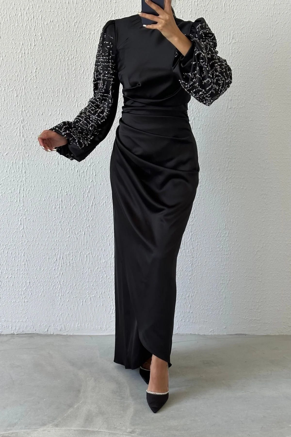 Taşlı vücuda oturan saten elbise