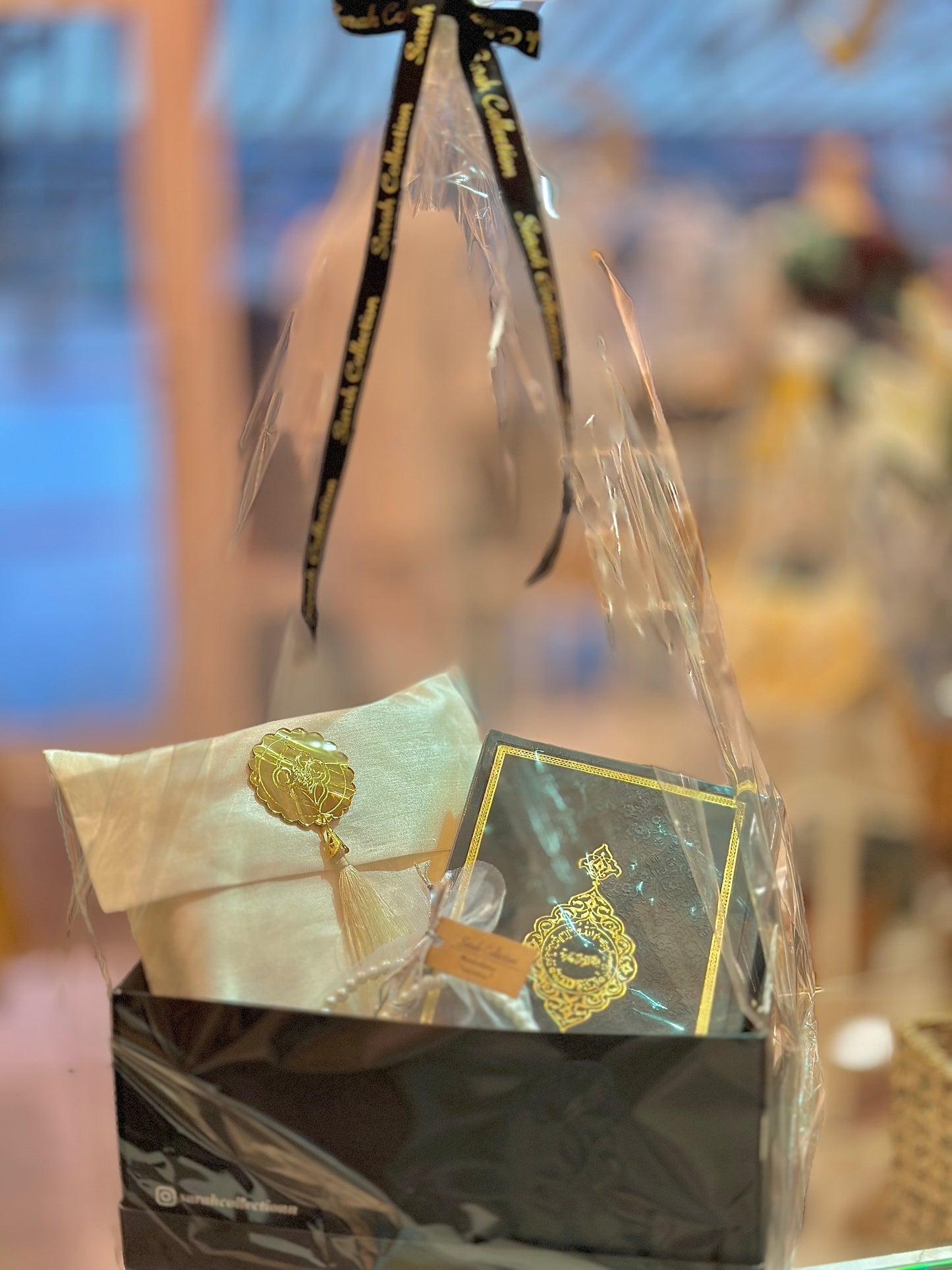 Beyaz Seccade ve tesbihli Siyah Hediye Kutusu