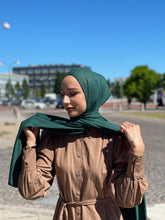 Görseli Galeri görüntüleyiciye yükleyin, Plain Jersey hijab - Forest green b121
