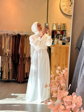 Görseli Galeri görüntüleyiciye yükleyin, White satin dress
