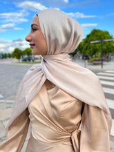 Indlæs billede til gallerivisning Shiny Silk Hijab - ss42
